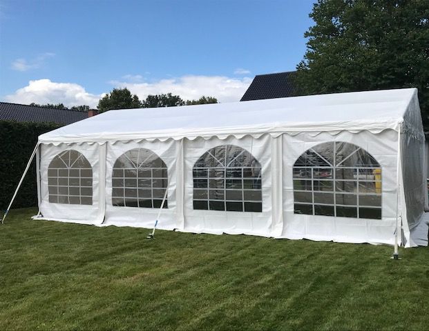 Plant u een feest en dit zonder kopzorgen? Kies dan voor de verhuur van feestmateriaal voor een scherpe prijs. Wij plaatsen onze tenten altijd zelf en breken ze nadien ook terug af. Zo kan u zorgeloos voorbereiden naar u feest. MaBo verhuur uit Olen verhuurd: partytenten, tentvloer en verlichting. Wij weten perfect wat onze klanten willen: een uitstekende service en een uiterst scherpe prijs. Dat is ook exact waar wij voor staan. Wij zijn niet ver gevestigd van Herentals, Geel, Westerlo, Lichtaart, Kasterlee & Herenthout & zijn dan ook actief in de regio's hierrond. Wens je verdere info dan kan je ons altijd contacteren.
